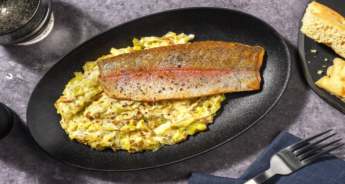 Filetto di trota salmonata su porri cremosi con panna, focaccia e profumo di rosmarino