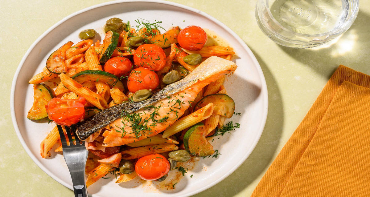 Zalm in citroen-botersaus met kappertjes met penne in kerstomatensaus en courgette
