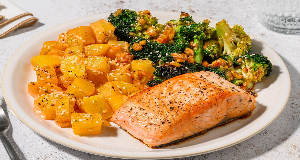 Zalmfilet met geroerbakte broccoli met sambal-aardappelsalade en sesamzaadjes