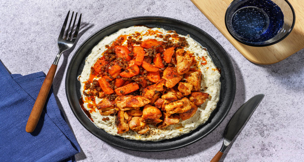 Bocados de pollo con salsa cítrica de ricotta italiana con zanahorias aderezadas y lentejas crujientes