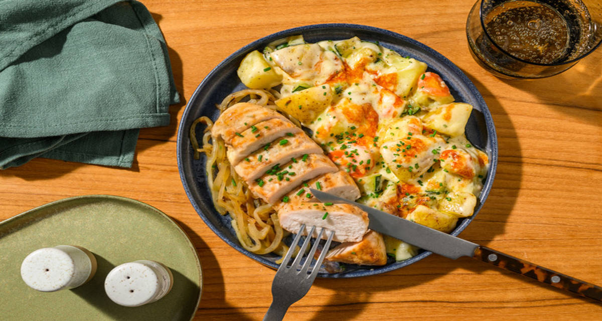 Filet de poulet & gratin de légumes au fromage pommes de terre, courgette, oignon frit et ciboulette