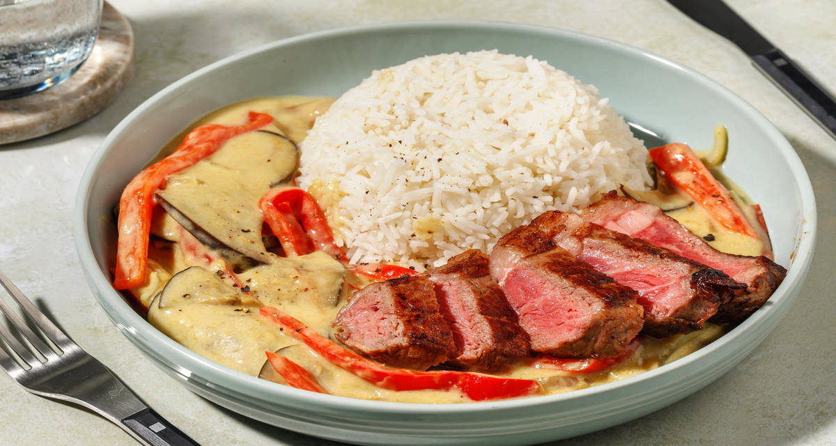 Steak et curry vert à la thaïlandaise riz, aubergine et poivron pointu