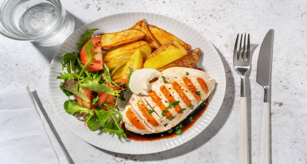 Filet de poulet et sauce à l'ail, mesclun pommes de terre sautées, radis, tomate et persil