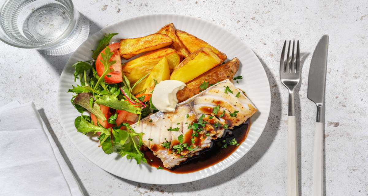 Cabillaud et sauce à l'ail, mesclun pommes de terre sautées, radis, tomate et persil