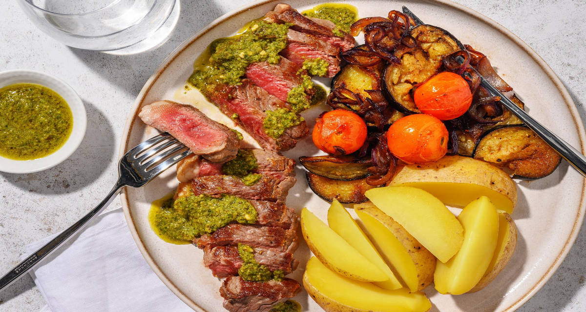 Steak met zhough en aubergine met patatjes en kerstomaten