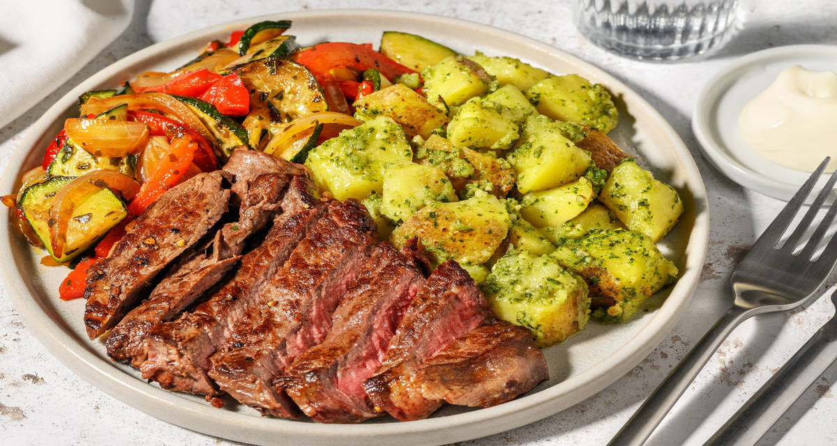Steak et pommes de terre au pesto courgette, poivron et oignon