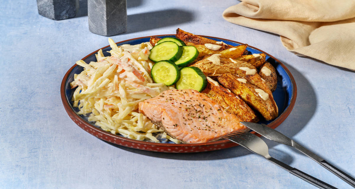 Saumon en sauce ail & fines herbes et slaw wedges de pommes de terre, concombre et mayonnaise relevée