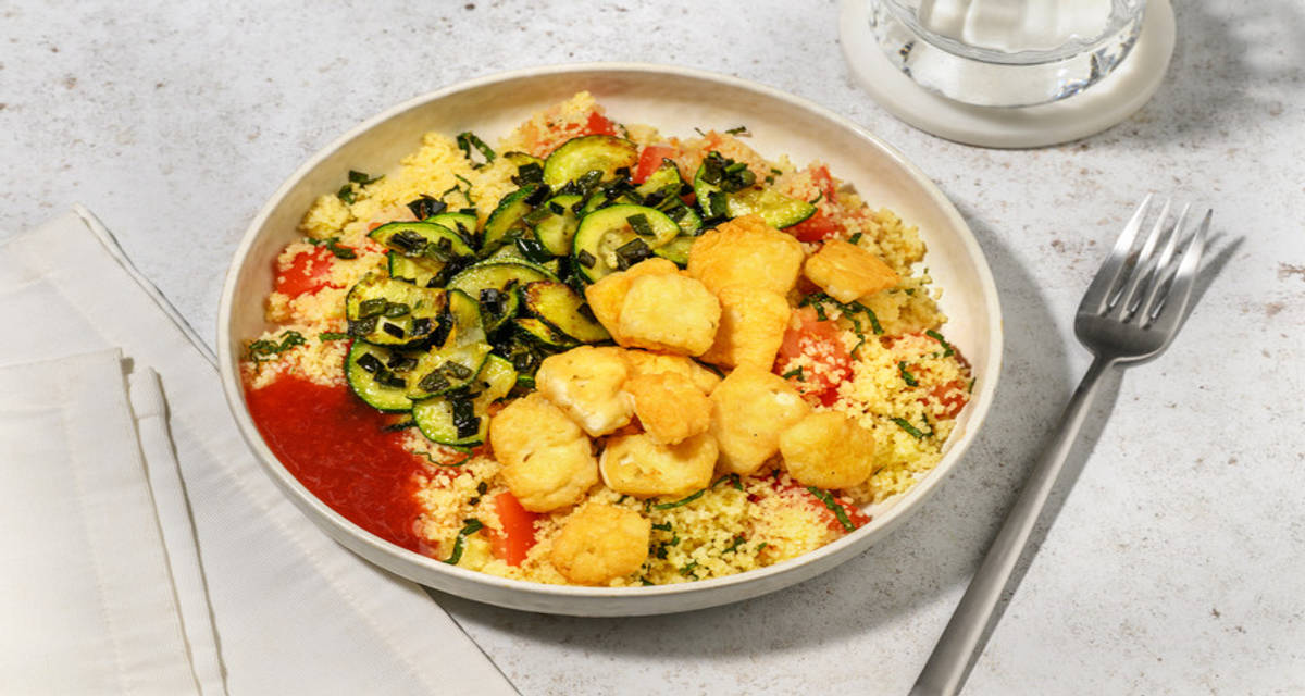 Queso estilo chipriota con mermelada de fresa con ensalada de cuscús y verduras salteadas