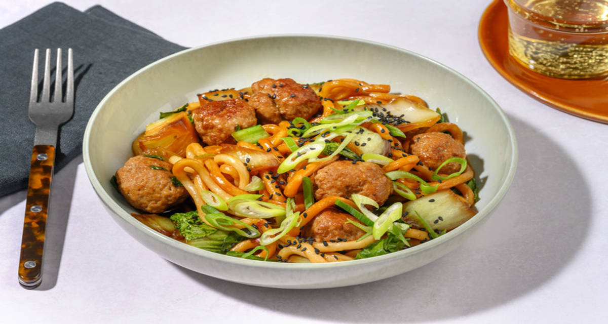 Udon a la butifarra con marinado asiático con pak choi, cebolleta y semillas de sésamo