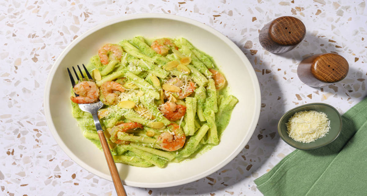 Caserecce al pesto di broccoli e mazzancolle dorate con mandorle a lamelle e Grana Padano Dop
