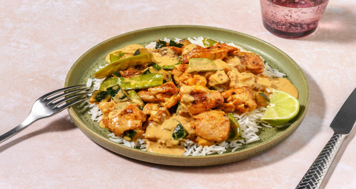 Curry picante de pollo con tirabeques con calabacín sobre arroz basmati
