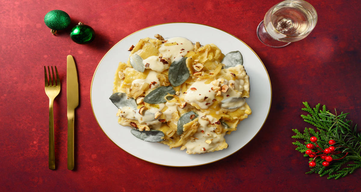 Ravioli di carne alla fonduta di toma con panna, nocciole e porri aromatici