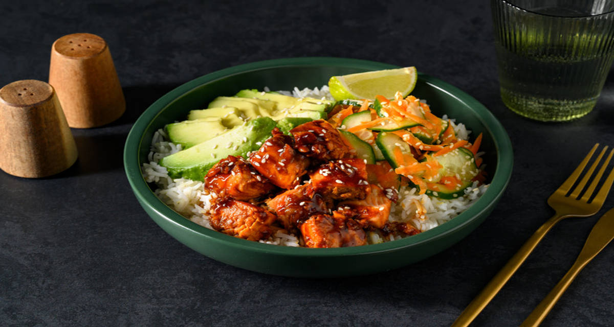 Bowl de saumon teriyaki & avocat garni de légumes marinés & sésame