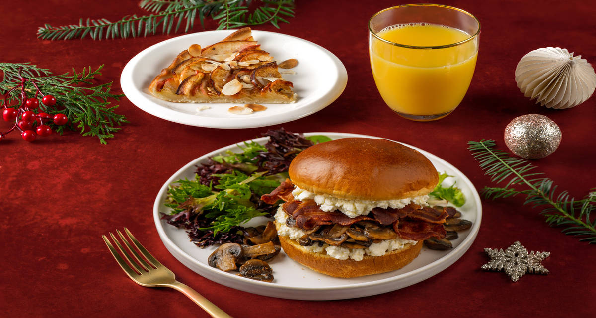 Brunch festif : buns champis, lard & mascarpone avec une tarte aux pommes