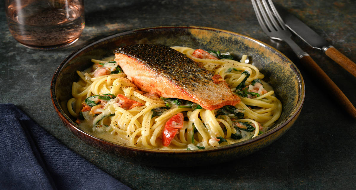Pavé de saumon & linguine à la toscane avec une crème de tomates séchées & épinards