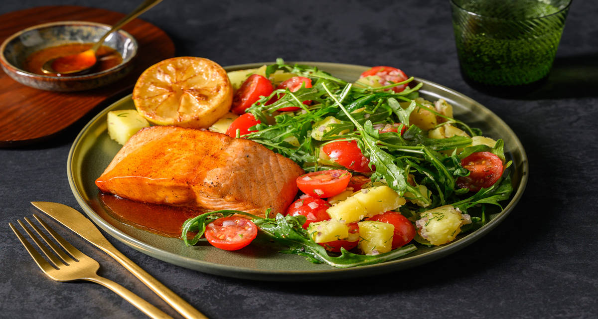 Saumon au beurre noisette pour Papa gourmet avec du citron rôti & une salade de pomme de terre