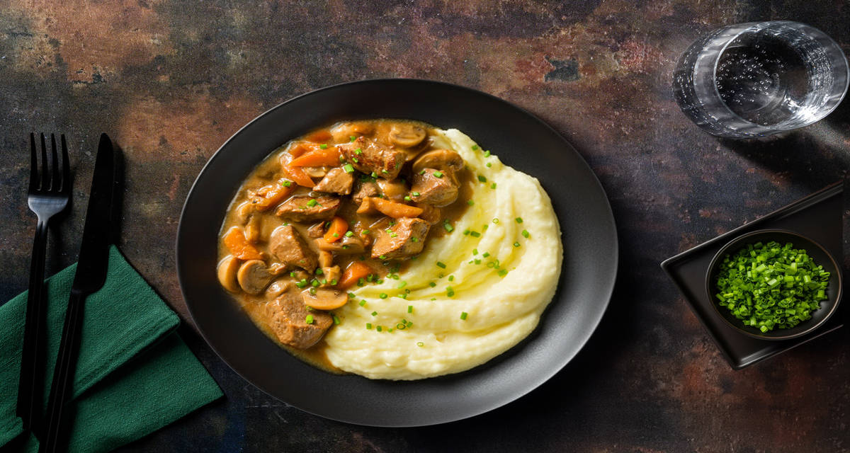 Mijoté de veau, purée & sa sauce forestière garni d'huile saveur truffe & ciboulette