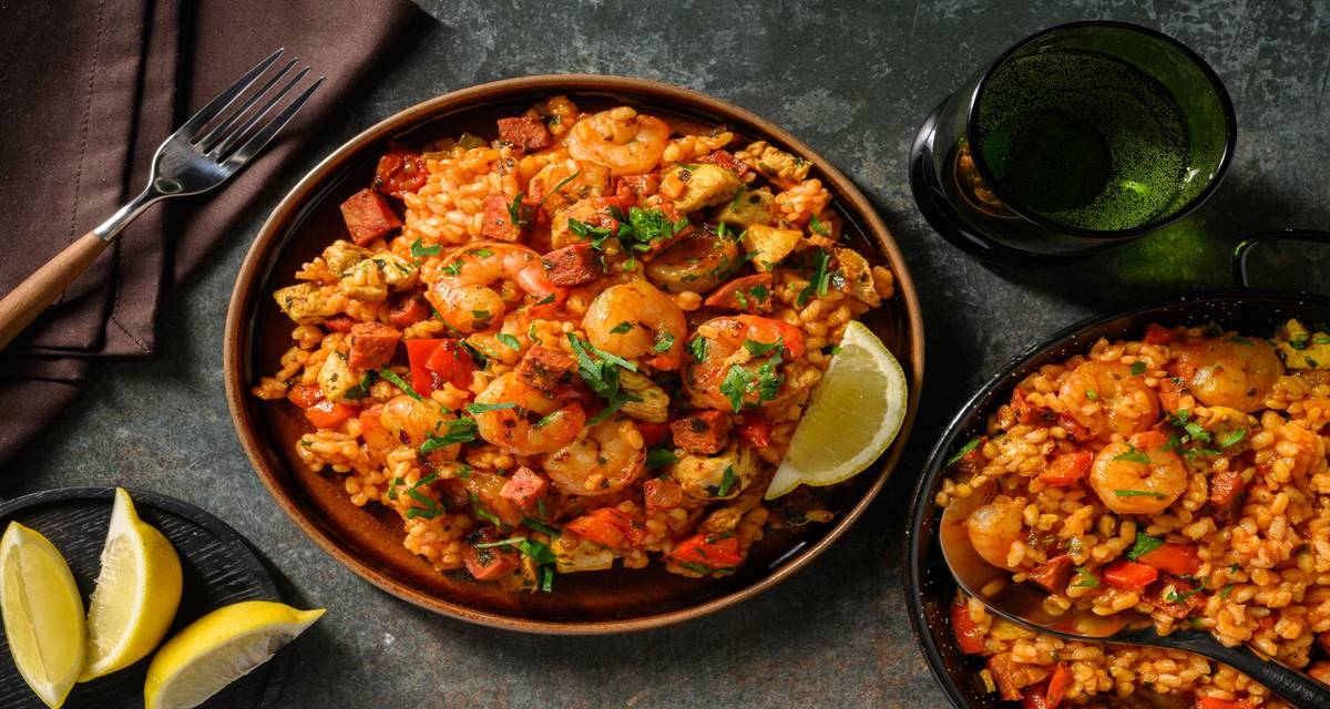 Riz terre-mer poulet Label Rouge & chorizo avec des crevettes, du citron & du persil