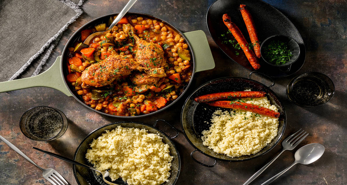 Couscous royal semoule, poulet & merguez garni de pois chiches, harissa & raisins secs