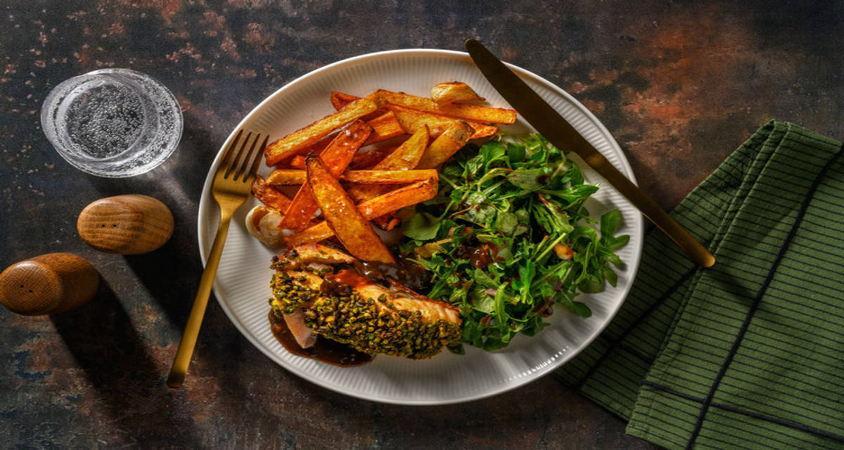 Pavé de saumon en croûte de pistaches avec des frites de patate douce au paprika fumé