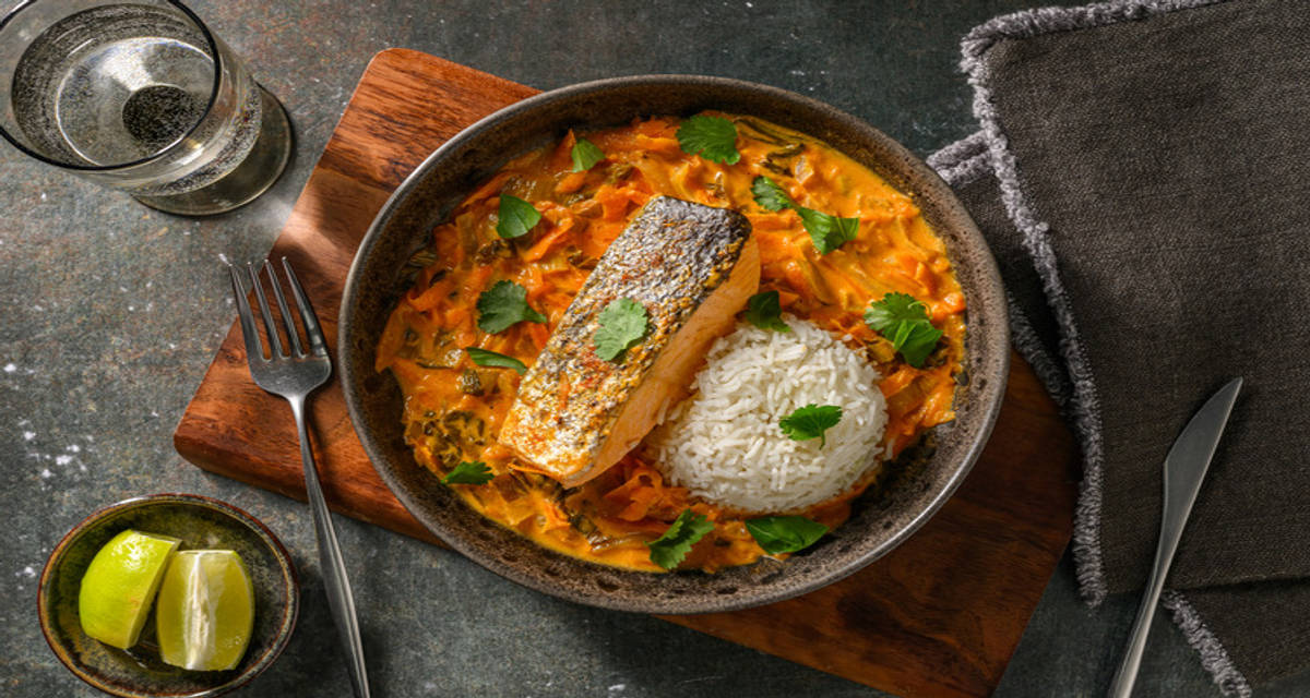 Chu Chi : curry de saumon à la thaï avec des légumes mijotés & du riz