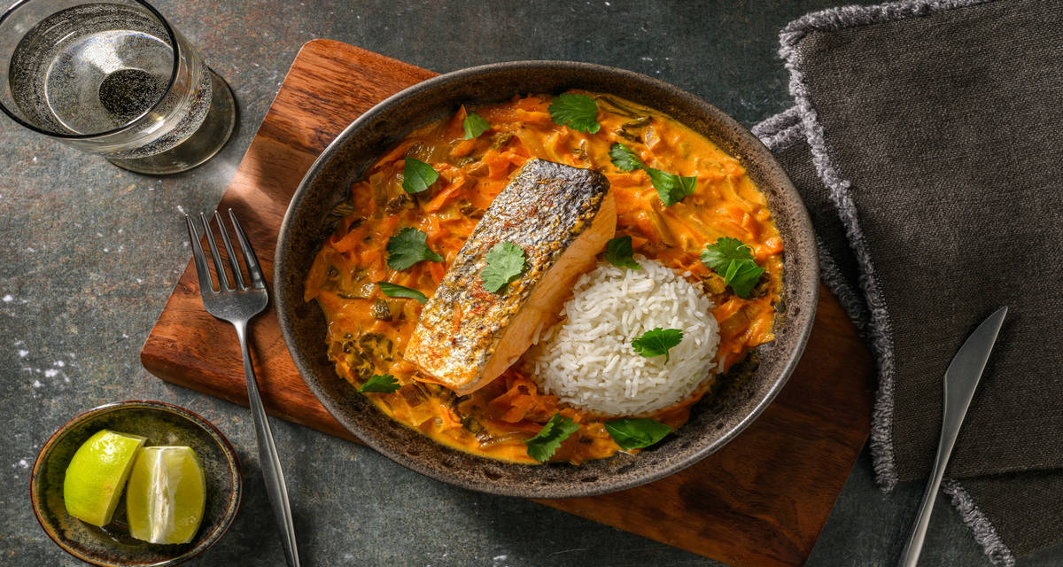 Chu Chi : curry-coco de saumon à la thaï avec du pak choï, de la coriandre & du citron