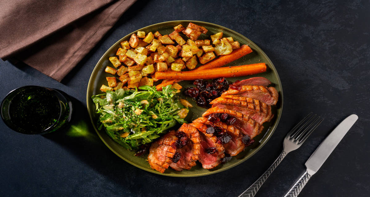 Canard poêlé aux cranberries & carottes glacées avec des pommes de terre rôties au romarin