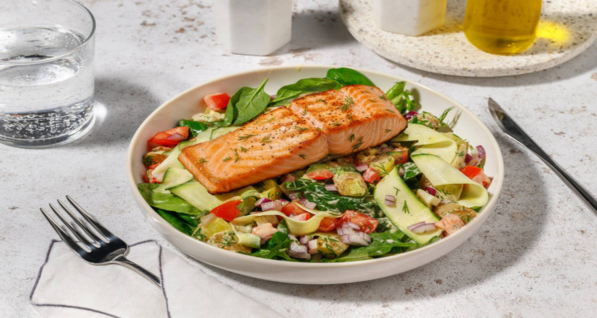 Zalm met salade van courgettelinten met rucola, patatjes, tomaat en dille