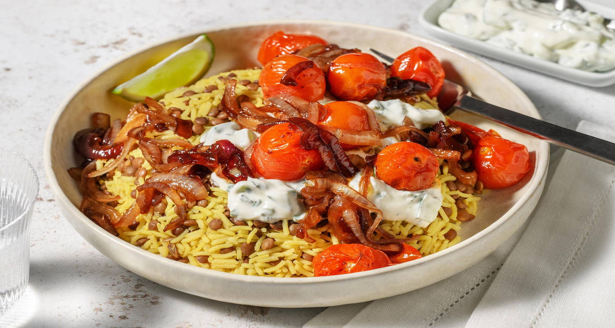 Mujaddara avec tomates cerises à la harissa & concombre au yaourt riz aux lentilles à la libanaise et oignon caramélisé