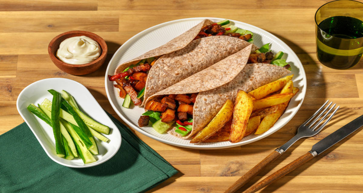 Wraps au porc laqué & wedges de pommes de terre concombre à l'aigre douce et poivron pointu
