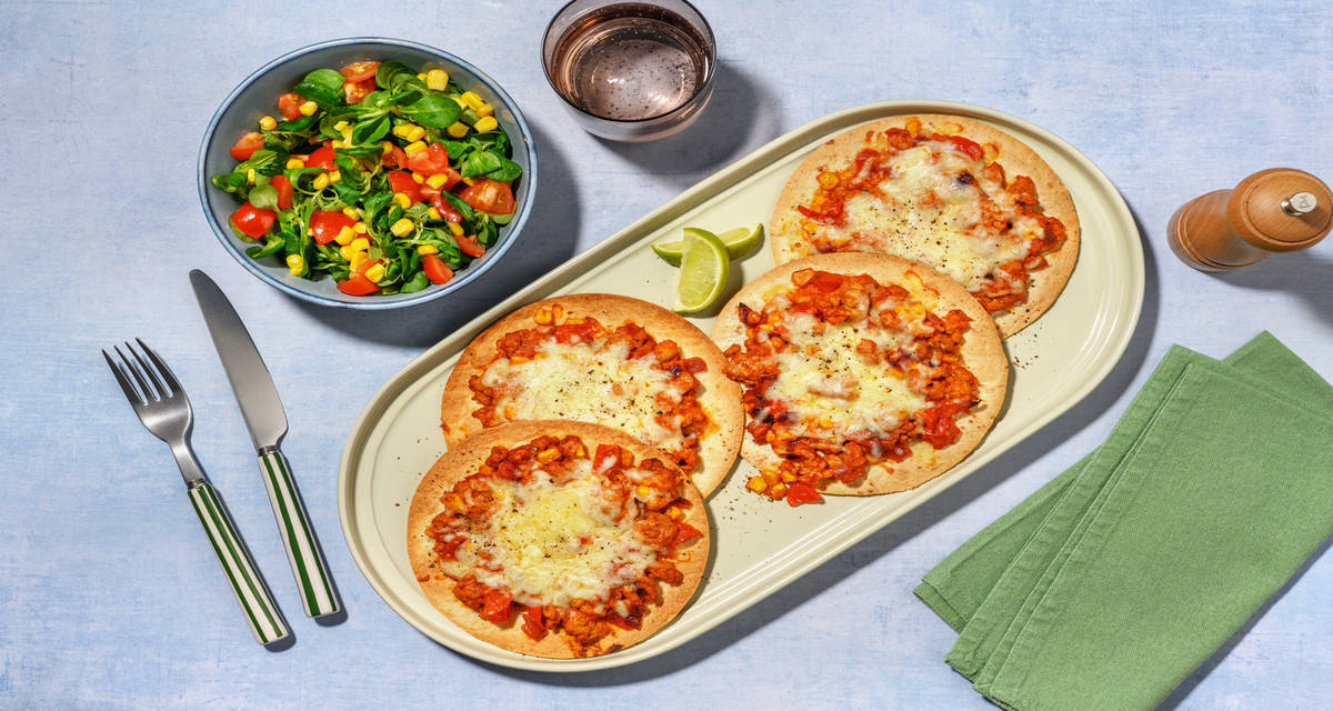Tostadas au poulet et fromage salade de maïs et tomate au citron vert