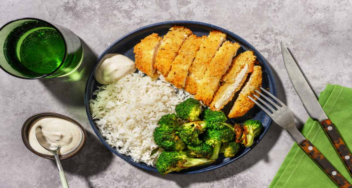 Escalope crujiente con extra de pollo con salsa de ajo asado con brócoli al horno y arroz-image