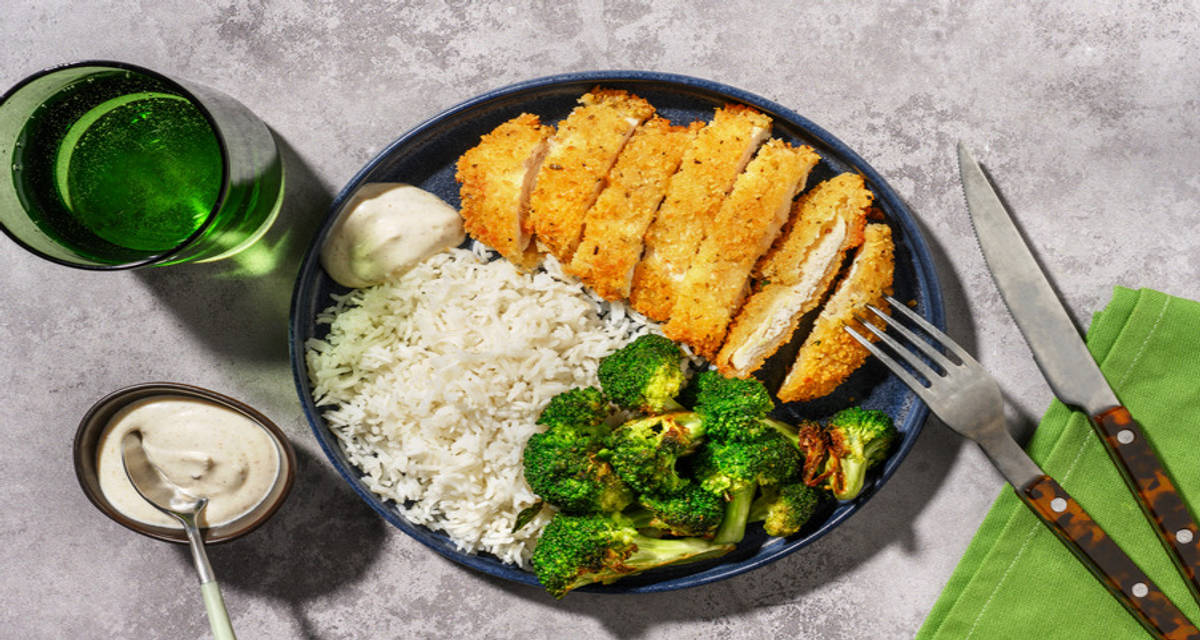 Escalope crujiente de pollo con salsa de ajo asado con brócoli al horno y arroz
