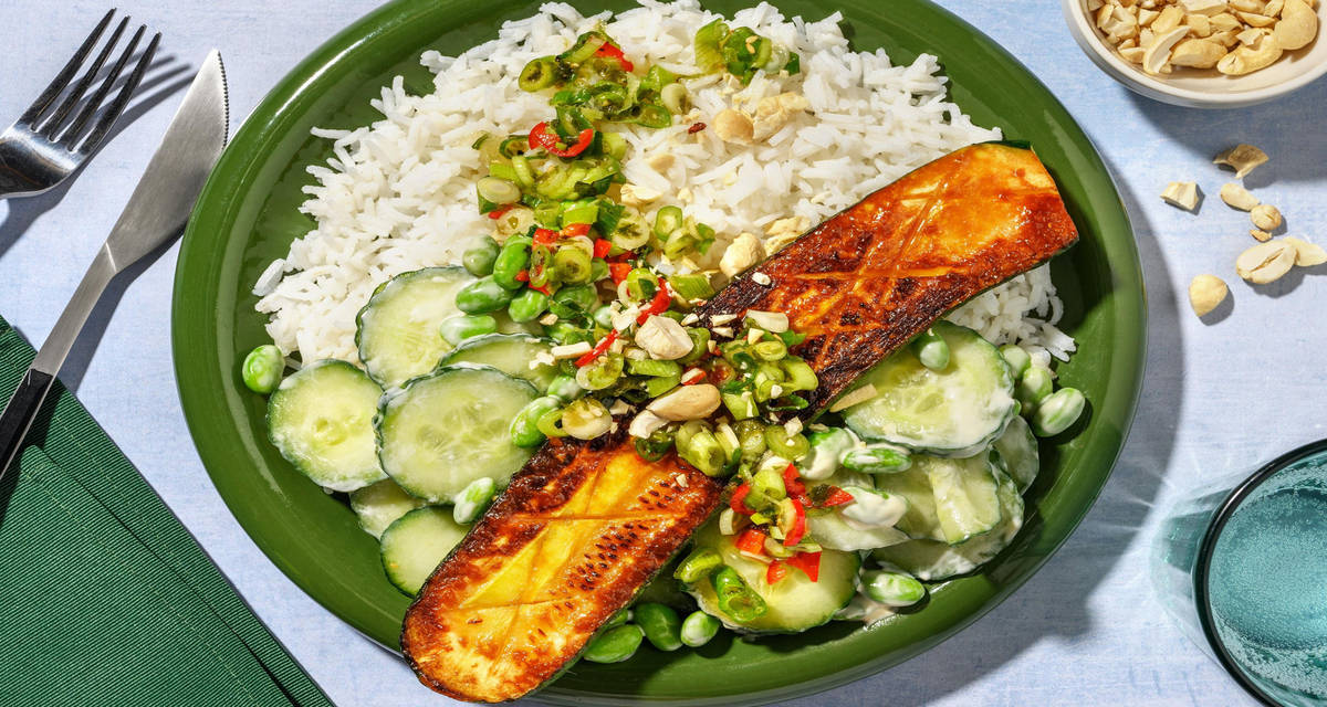 Bowl met miso-courgette en sojabonensalade met rijst, pikante lente-ui salsa, cashewnoten en komkommer