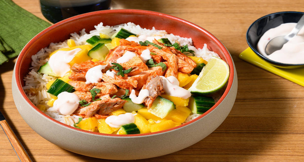Poké bowl de Paddington avec saumon salsa tropicale à la mangue, mayonnaise au chili et menthe fraîche