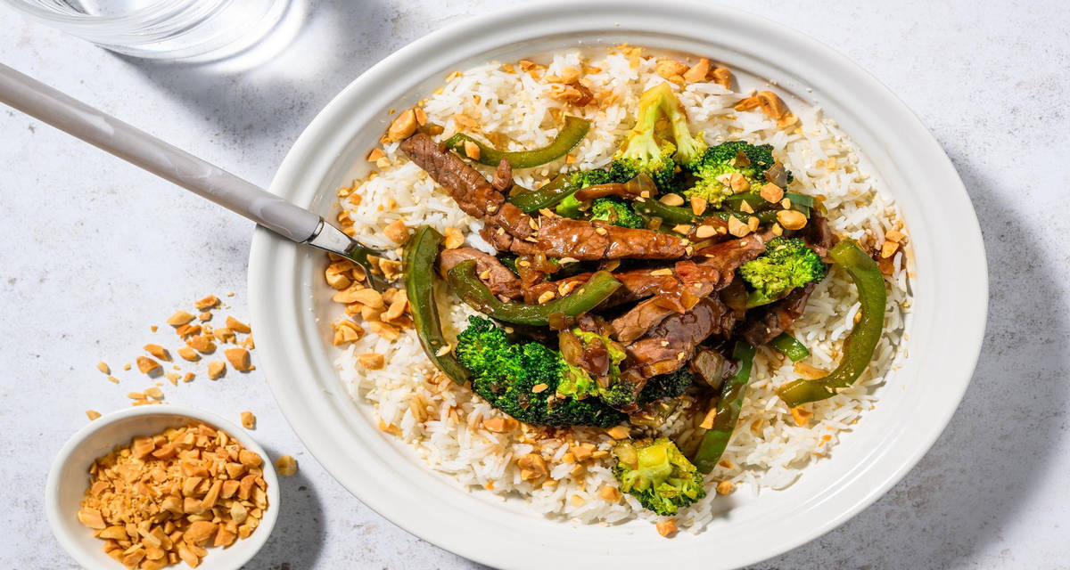 Hoisin biefstukreepjes met groene groenten met rijst en gezouten pinda's