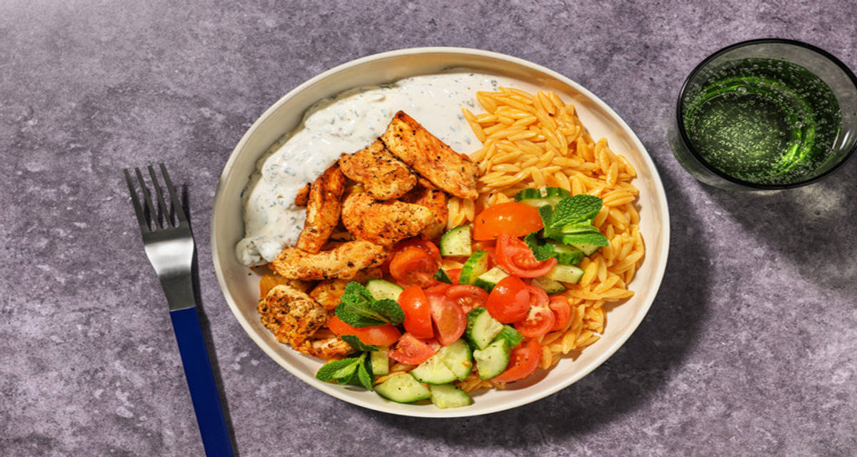 Orzo au poulet, sauce yaourt citronnée & menthe salade de tomates cerises et concombre