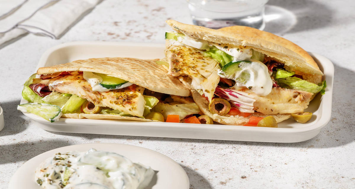 Pita's met vis op z'n Grieks en frisse komkommeryoghurt met olijven, sla en tomaten