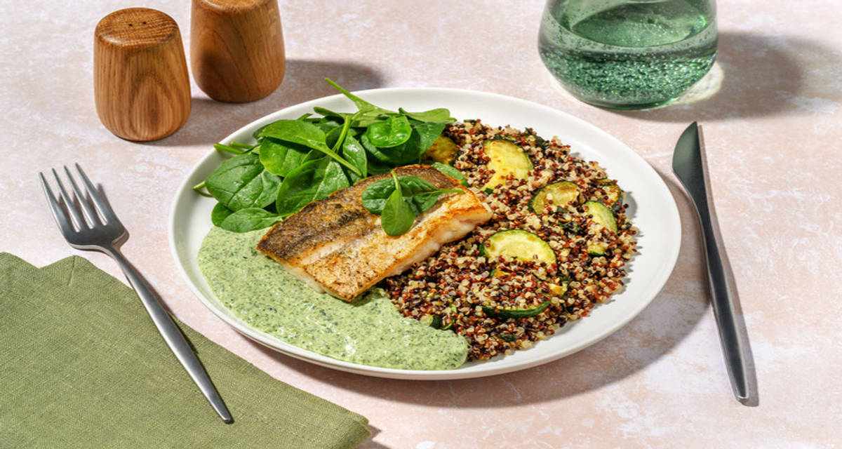 Merluza con salsa de espinacas y menta acompañada de quinoa de tres colores con calabacín