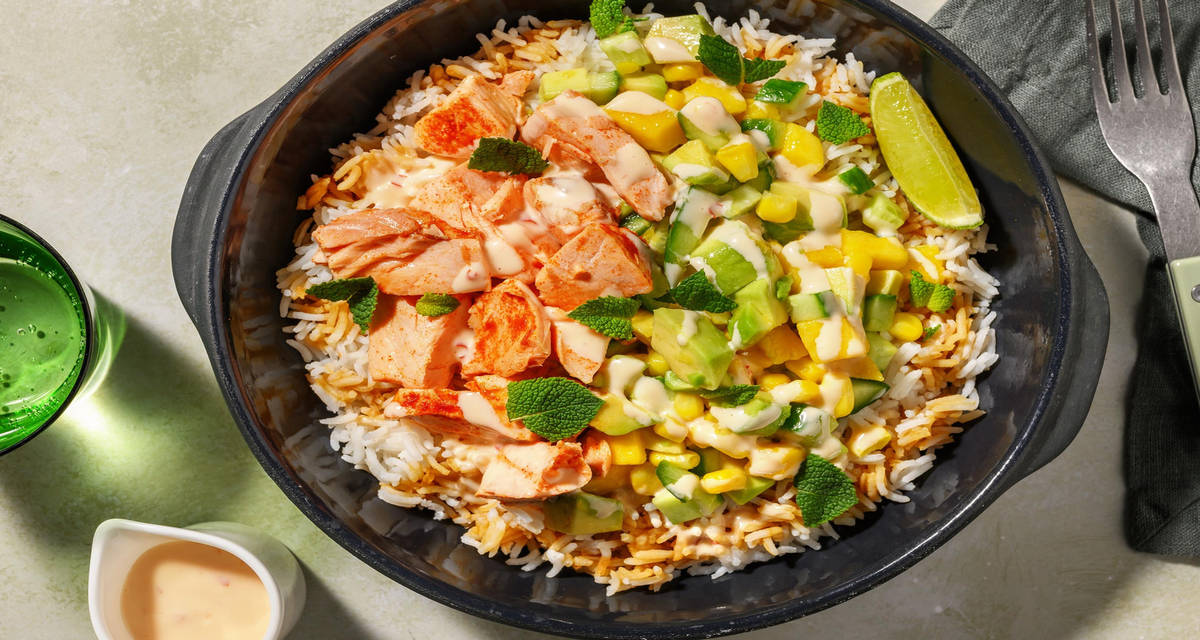 Poké bowl au saumon fumé salsa tropicale à la mangue & avocat, mayonnaise au chili et menthe fraîche