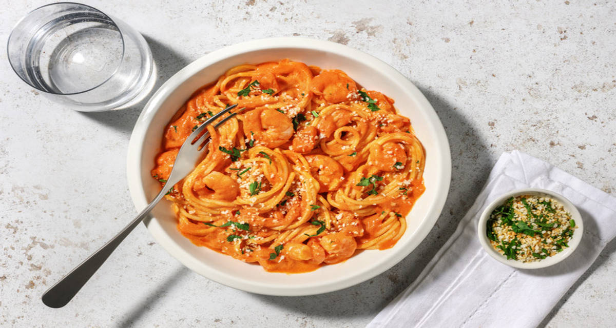 Espaguetis exprés con extra de langostinos y salsa de tomate con panko crujiente al perejil