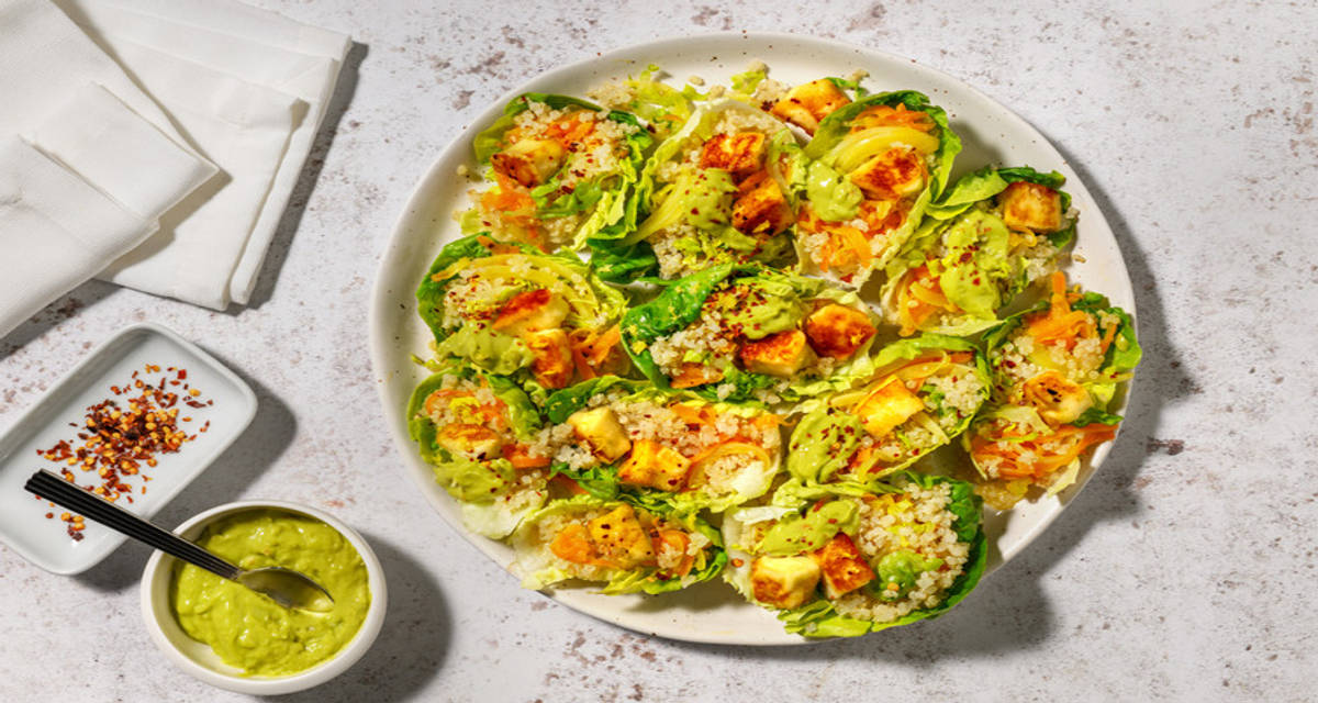 Ssam de queso estilo chipriota con aguacate con quinoa, verduras salteadas y limón