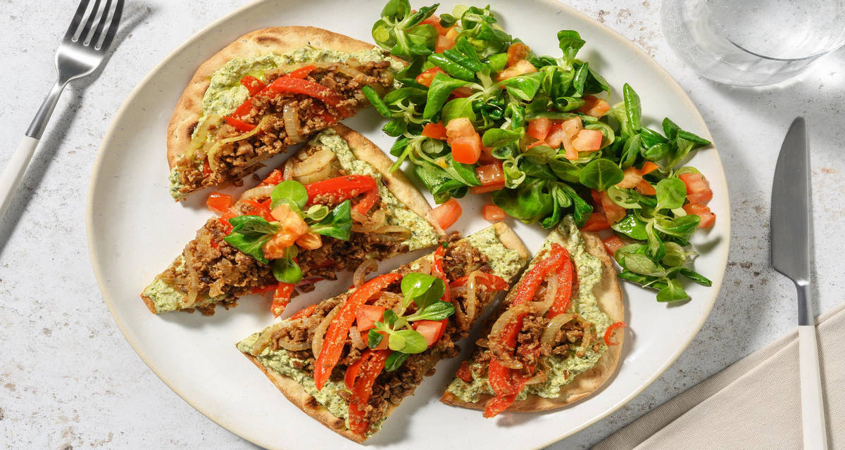 Naanpizza met veggie gehakt en pesto met tomaat, paprika en veldsla