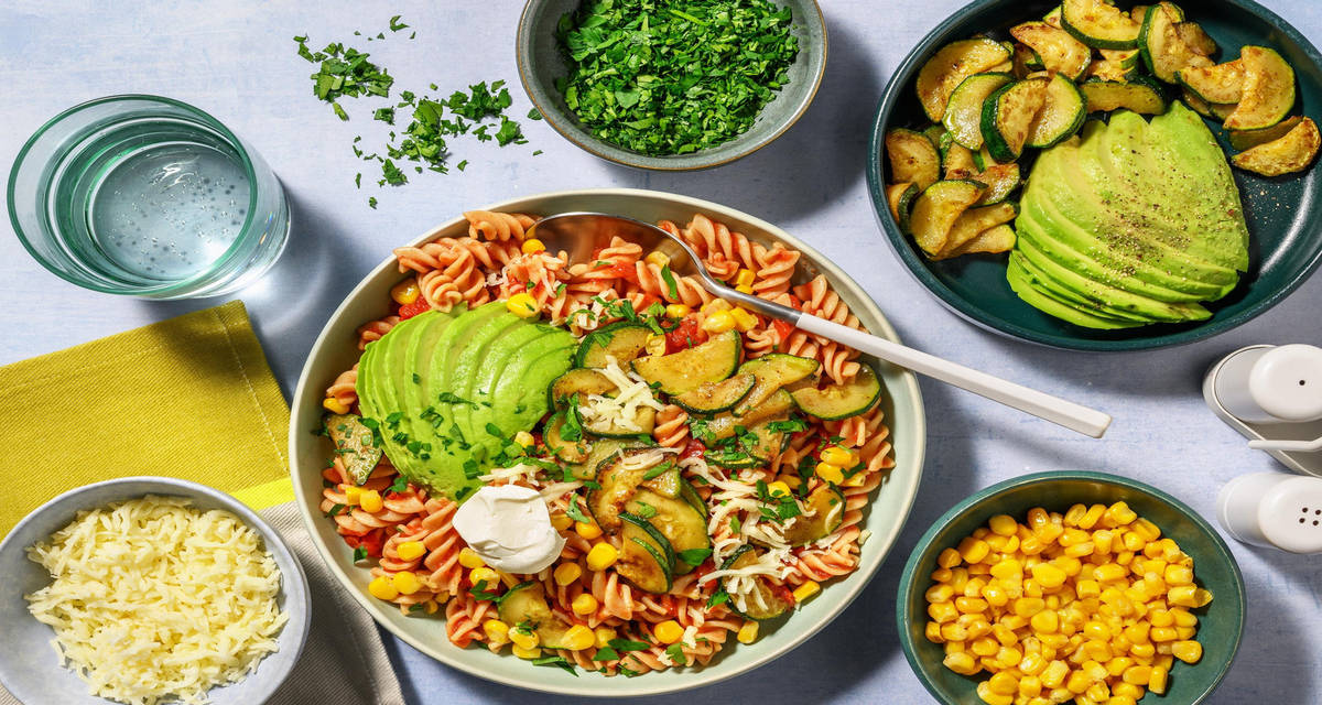 Bowl de pâtes façon Tex-Mex à garnir d'avocat, cheddar, crème aigre et plus encore - À vous de jouer !