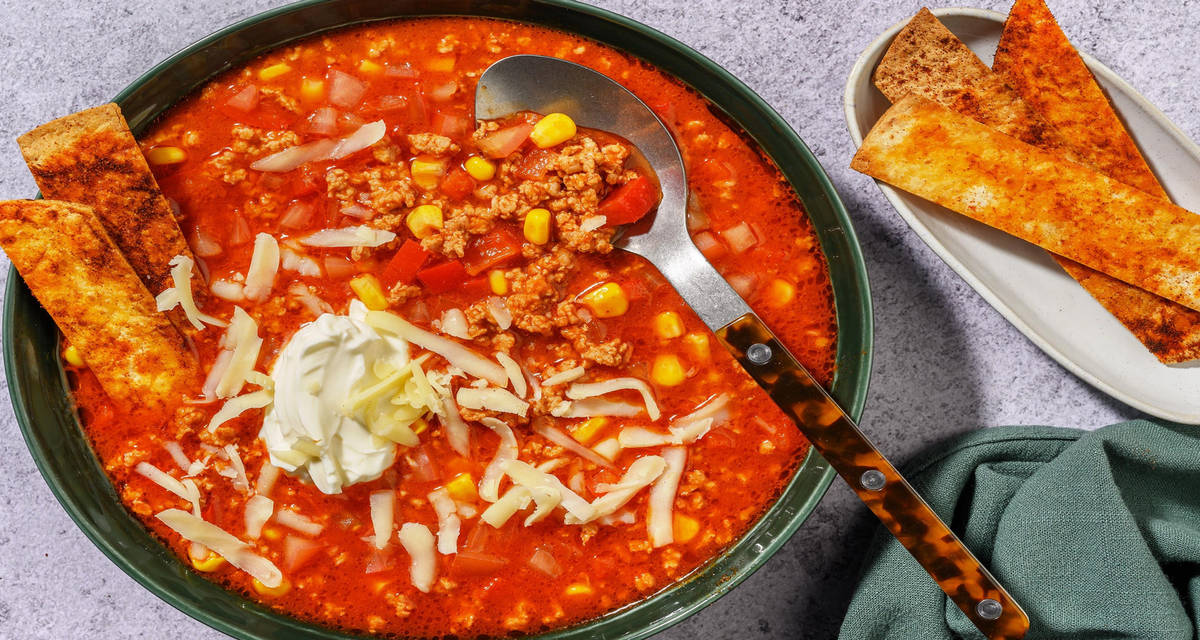 Soupe de poulet aux épices mexicaines et cheddar lamelles de tortilla croustillantes et fromage frais