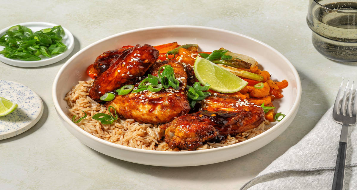 Ailes de poulet teriyaki laquées riz bulgogi, légumes et graines de sésame