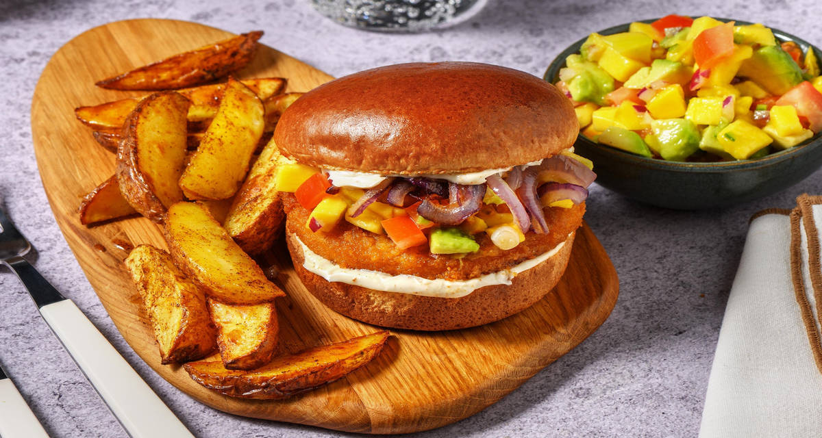 Burger végé croustillant façon poulet, salsa de mangue et avocat pain brioché, wedges de pommes de terre et épices mexicaines