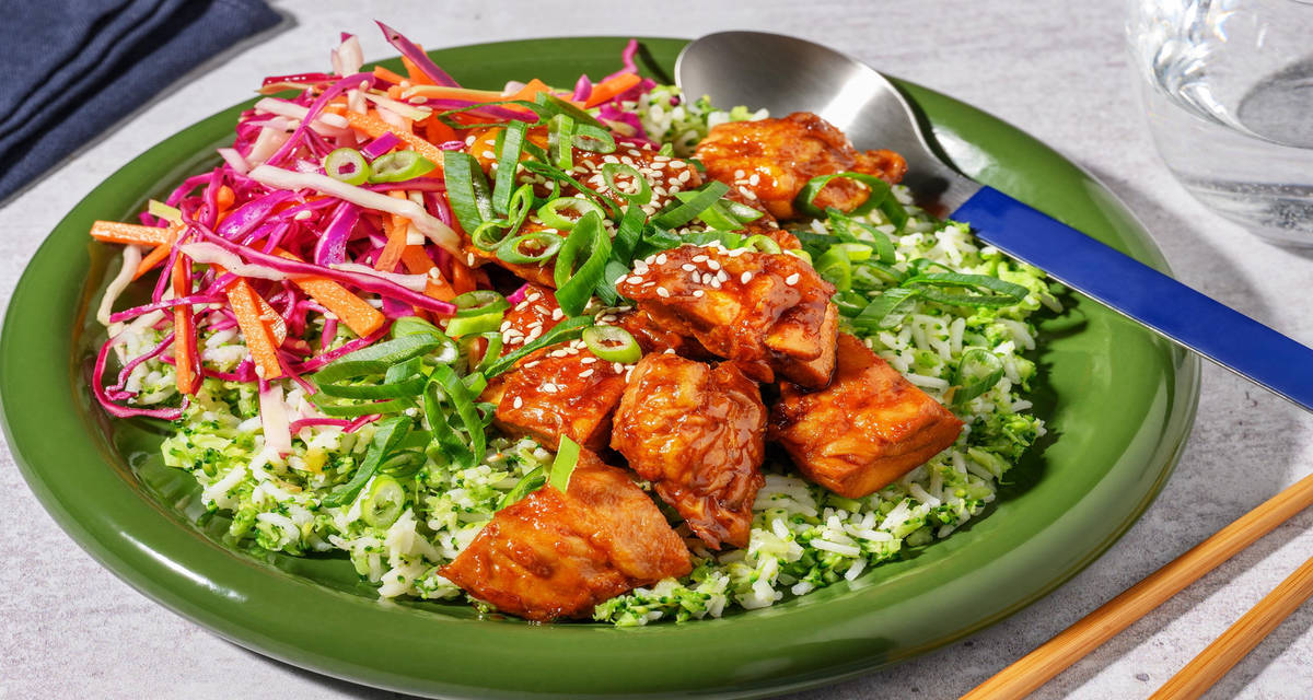 Gefrituurde kip in sticky sesam-sojasaus geïnspireerd op Koreaanse dakgangjeong, met broccolirijst en regenboogkoolsla