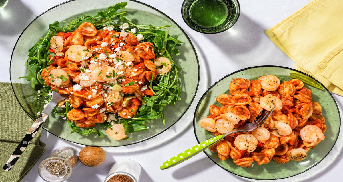Kindvriendelijke orecchiette met knoflookgarnalen en voor ouders: garneer met witte kaas en rucola!
