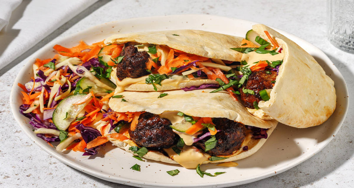 Pita aux boulettes de viande à la vietnamienne et mayonnaise au ponzu salade de chou & carotte et basilic thaï